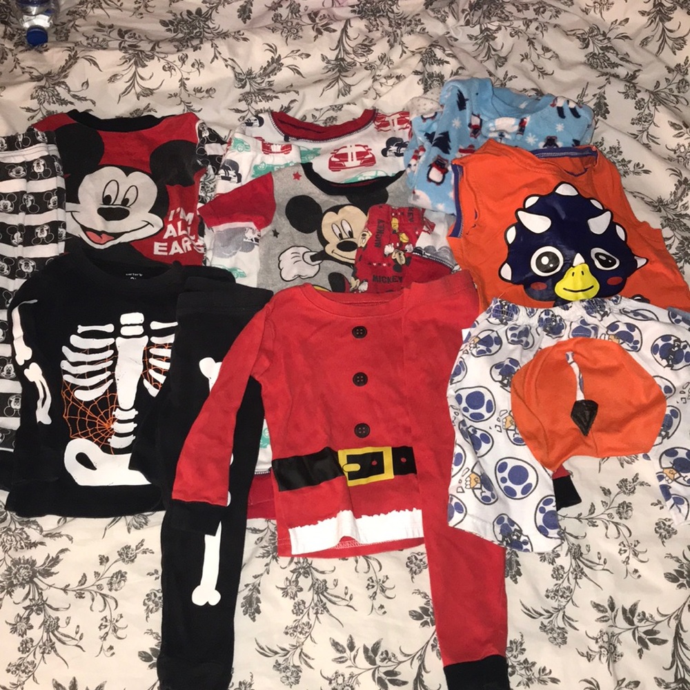8 Piece Lot of Pjs 2T and 3T